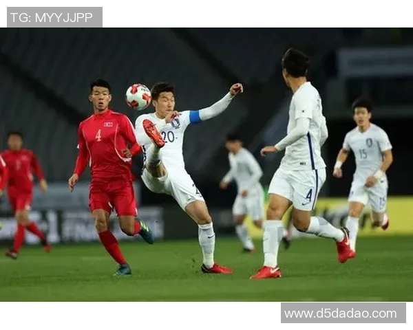 朝鲜与韩国男足在东亚杯激战正酣谁能笑到最后争夺荣誉之战